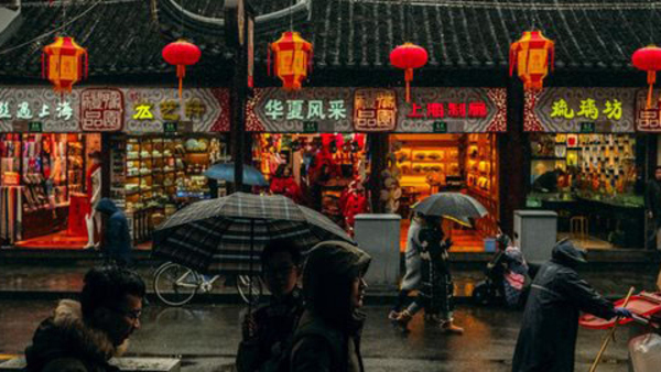 Människor på en marknadsgata i Kina dit vi har språkresor för vuxna att läsa mandarin