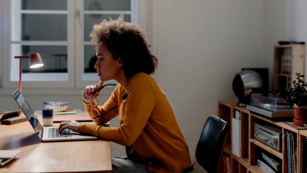 Kursdeltagare inom medicin som promenerar i skogen med sina hundar