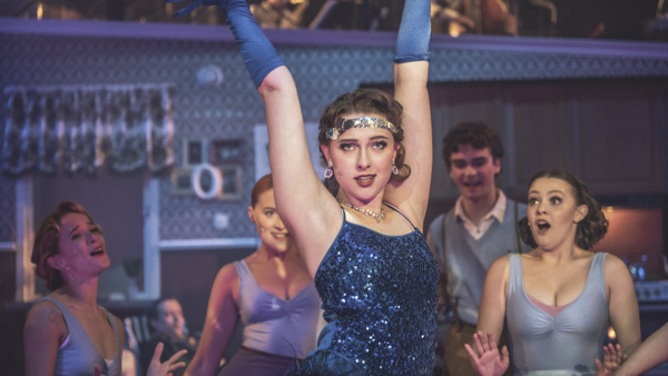 Elev på scen i Great Gatsby outfit. 