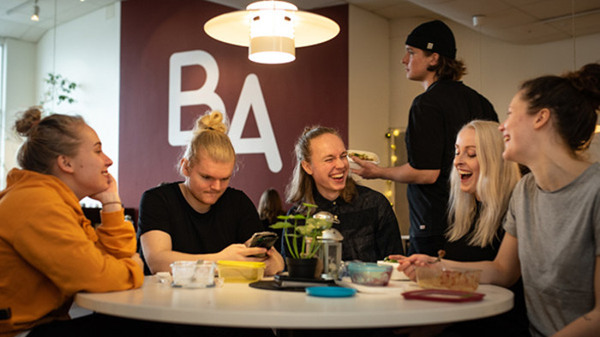 Blandad grupp elever i lunchrummet på Balettakademien i Göteborg