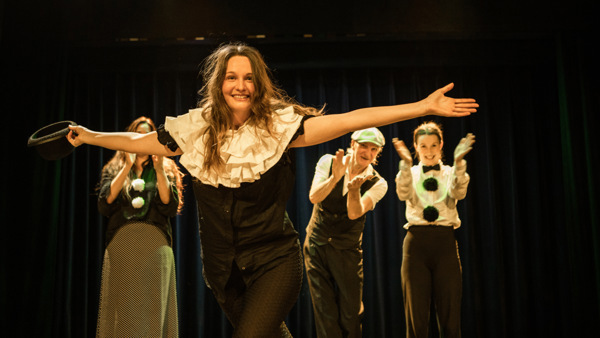 Unga deltagare på kurs i teater på Balettakademien Stockholm