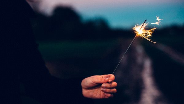 Ett tomtebloss som manifesterar kurser i kultur och samhälle