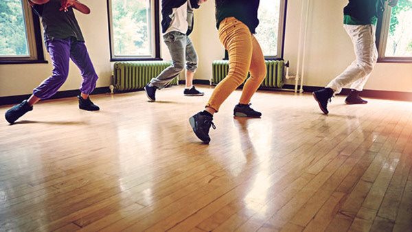 Underkroppen på fyra dansare på kurs i streetdans