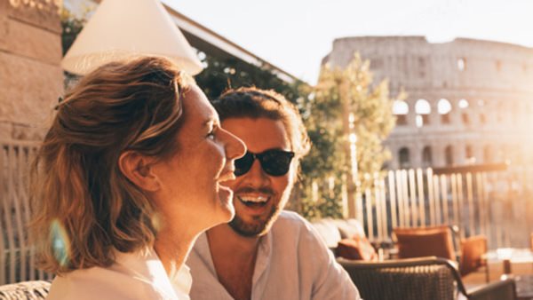 Leende man med Colosseum i bakgrunden - har läst italienska på Folkuniversitetet