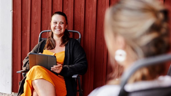 Två kvinnor i samtal