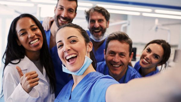 En grupp tandsköterskor tar en selfie.