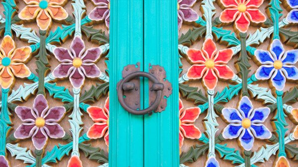 Detalj av traditionell koreansk dörr med färgglada blomdekorationer - gå en kurs i koreanska!