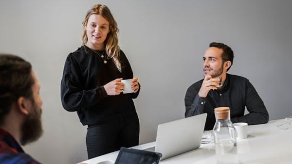 En kvinna leder ett möte på ett kontor